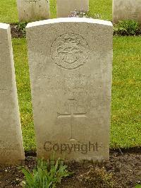 Etaples Military Cemetery - Knight, Richard Meagor