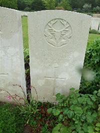 Etaples Military Cemetery - Knowles, Harry