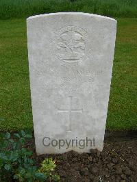 Etaples Military Cemetery - Knowles, M T