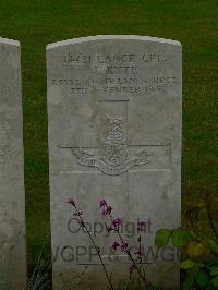 Etaples Military Cemetery - Kyte, James