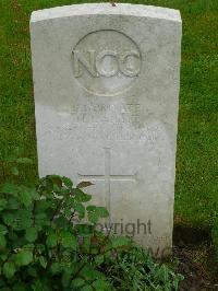 Etaples Military Cemetery - Laight, H
