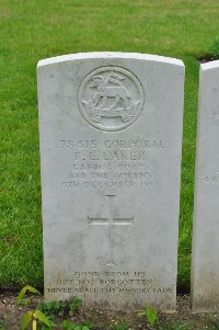 Etaples Military Cemetery - Laker, F E