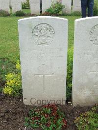 Etaples Military Cemetery - Laker, W