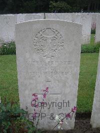 Etaples Military Cemetery - Lamb, W
