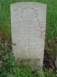 Etaples Military Cemetery - Larner, John Robert