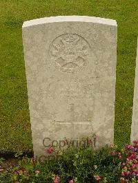 Etaples Military Cemetery - Lawley, L