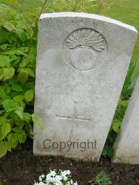 Etaples Military Cemetery - Lee, James