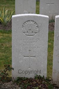 Etaples Military Cemetery - Lee, Wallace Douglas
