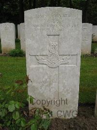 Etaples Military Cemetery - Lee, W