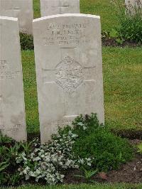Etaples Military Cemetery - Leeks, J R