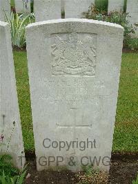 Etaples Military Cemetery - Lees, H