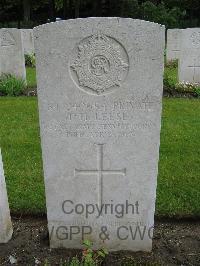 Etaples Military Cemetery - Leese, F H