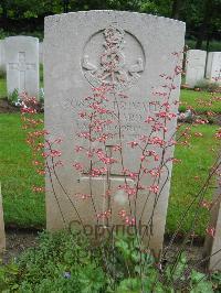 Etaples Military Cemetery - Leonard, M