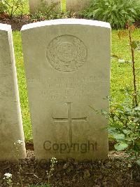 Etaples Military Cemetery - Lewis, Benjamin Thomas