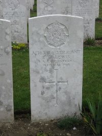Etaples Military Cemetery - Lewis, C