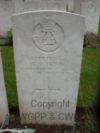 Etaples Military Cemetery - Lewis, George William