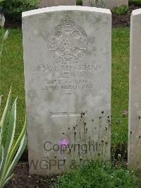 Etaples Military Cemetery - Lewis, Patrick