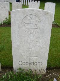 Etaples Military Cemetery - Lewis, Thomas