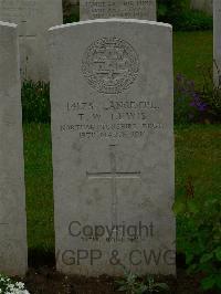 Etaples Military Cemetery - Lewis, Thomas William