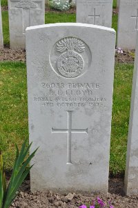 Etaples Military Cemetery - Lloyd, E E