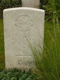 Etaples Military Cemetery - Lloyd, F C A