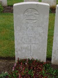 Etaples Military Cemetery - Lloyd, James