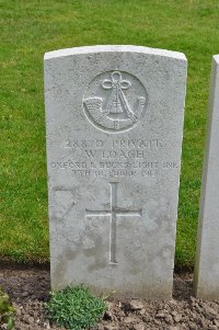 Etaples Military Cemetery - Loach, W