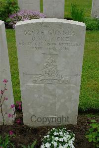 Etaples Military Cemetery - Locke, Dennis Wilfred