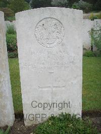 Etaples Military Cemetery - Logan, J