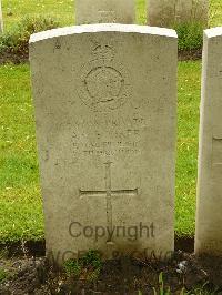 Etaples Military Cemetery - Looker, A C