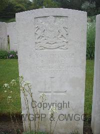 Etaples Military Cemetery - Lowe, A