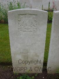 Etaples Military Cemetery - Lowe, F