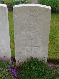 Etaples Military Cemetery - Lowen, R