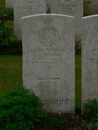 Etaples Military Cemetery - Lowndes, G