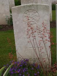 Etaples Military Cemetery - Lowndes, T