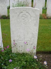 Etaples Military Cemetery - Lucas, E