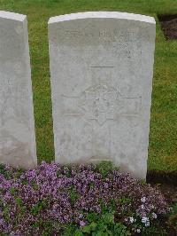 Etaples Military Cemetery - Lucas, O J