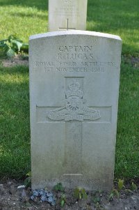 Etaples Military Cemetery - Lucas, Robert