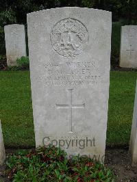Etaples Military Cemetery - Luker, Doris Mary
