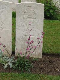 Etaples Military Cemetery - Lund, Laurence