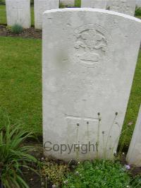 Etaples Military Cemetery - Lyden, J