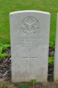 Etaples Military Cemetery - Lynch, E