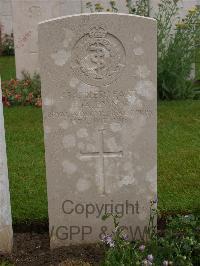 Etaples Military Cemetery - Lynn, George Alexander