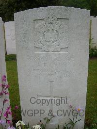 Etaples Military Cemetery - Lyon, A E