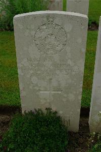 Etaples Military Cemetery - MacKenzie, Robert