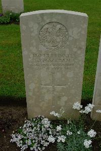 Etaples Military Cemetery - MacLean, Donald