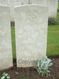 Etaples Military Cemetery - MacLean, Hugh