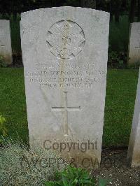 Etaples Military Cemetery - MacMillan, Dugald Gordon