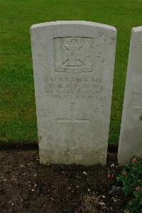 Etaples Military Cemetery - MacHon, W G
