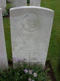 Etaples Military Cemetery - Maguire, T